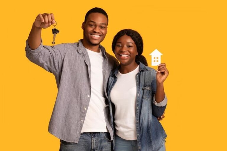nouveaux-propriétaires-heureux-couple-afro-américain-tenant-maison-de-papier-et-clés-nouveau-concept-la-les-souriant-jeunes-214105452-transformed